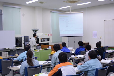 スクール施設における座学の様子(昨年度実施コースより).jpg