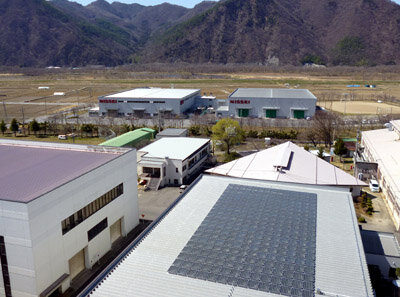 一番奥の2棟が太陽光発電装置を設置する第7工場(左)と第8工場(右)、 手前が2007年に設置した太陽光発電装置(成形技術センター屋上).jpg